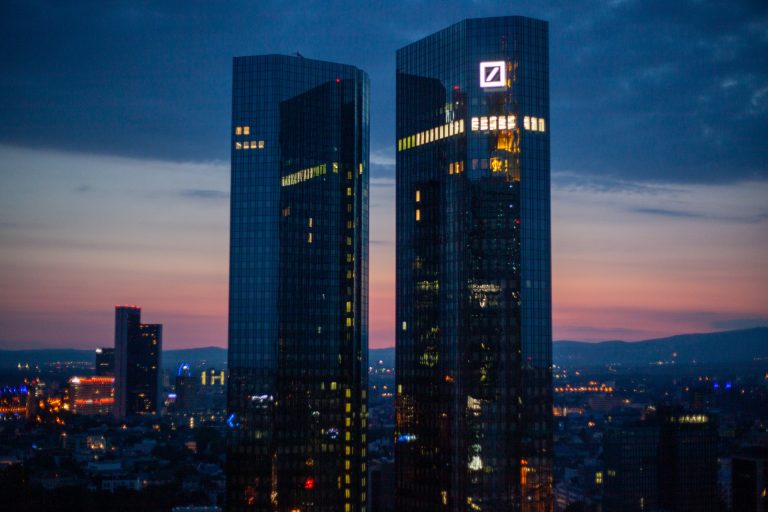 Deutsche Bank navzdory koronaviru dosáhla čtvrtletního zisku