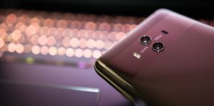 Británie vyloučila čínskou firmu Huawei z budování sítí 5G