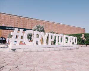 Pohled na nápis crypto expo v Dubaji 2022