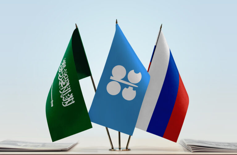 Blížící se zasedání zástupců zemí organizace OPEC a dalších států tvořících skupinu OPEC+ zřejmě přinese dohodu na zvýšení těžby ropy. Množství ropy, které na trh dodává Rusko, totiž letos klesne až o 17 procent.