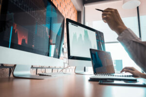 Evropské a americké akcie ve středu rostly. Navzdory výprodejům v Asii