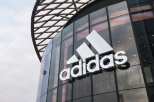 Adidas v úterý snížil finanční výhled na rok 2022, protože sportovní značka trpí pomalejším oživením v Číně a varovala před potenciálním zpomalením na dalších trzích.
