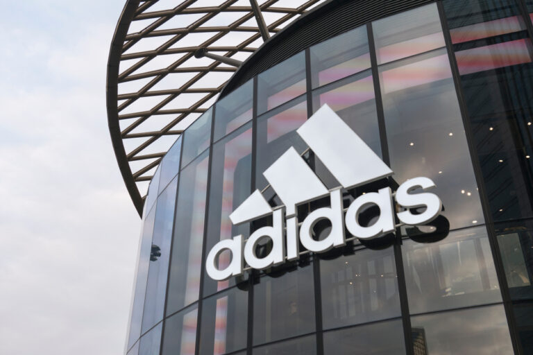 Adidas v úterý snížil finanční výhled na rok 2022, protože sportovní značka trpí pomalejším oživením v Číně a varovala před potenciálním zpomalením na dalších trzích.