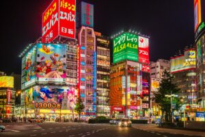 Za masivními nákupy zahraničních akcií japonskými investory stála zejména očekávání, že Federální rezervní systém nebude zpřísňovat své tažení proti inflaci, která je v USA nejvyšší za posledních 40 let.