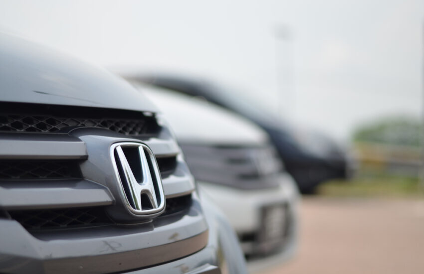 Japonská automobilka Honda Motor sníží výrobu ve svých továrnách v Japonsku až o 40 procent. Společnost má stále problémy s dodavatelskými řetězci a logistikou. S odkazem na sdělení firmy o tom dnes informovala agentura Reuters.