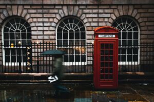 Britská ekonomika ve druhém čtvrtletí vzrostla o 0,2 procenta proti prvním třem měsícům roku, kdy její růst činil 0,8 procenta.