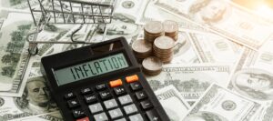 Srpnové inflační překvapení ve Spojených státech vedlo ke zvýšení sázek na další růst úrokových sazeb v USA. Trh nyní očekává, že Federální rezervní systém zvýší potřetí v řadě sazby o 0,75procentního bodu.