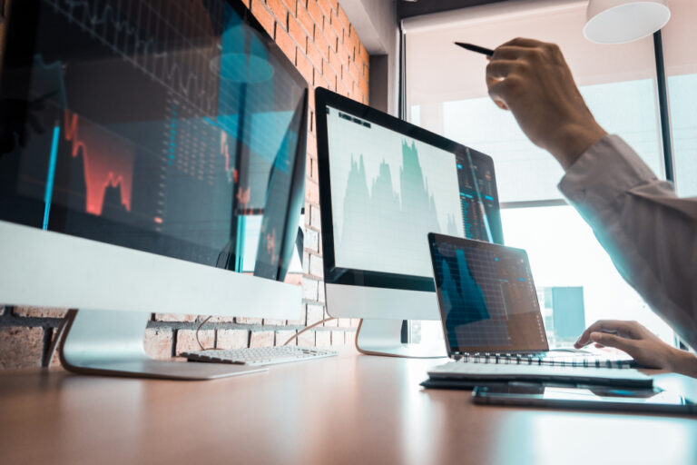 Září skončilo pro akcie pohromou. V říjnu ale může přijít obrat, naznačují historické zkušenosti