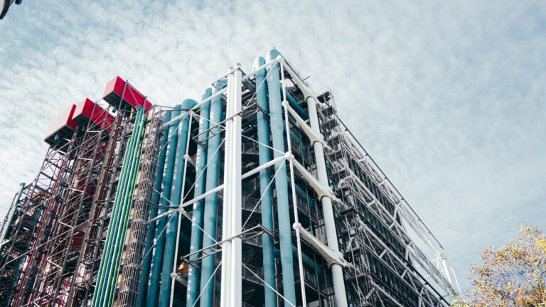 Ropa typu Brent zamířila k ceně 95 dolarů za barel. Příčinou byl zásah transformátoru na severu Ukrajiny ruskou raketou.