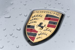 Značku Porsche a její luxusní vozy zná téměř každý. Mezi milovníky luxusu jsou známé zejména pro své sportovní výkony a elegantní design.