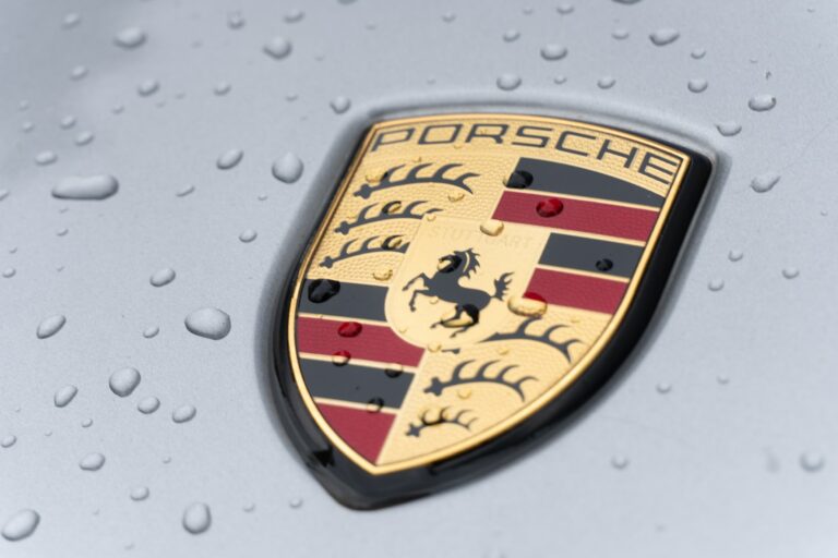 Značku Porsche a její luxusní vozy zná téměř každý. Mezi milovníky luxusu jsou známé zejména pro své sportovní výkony a elegantní design.