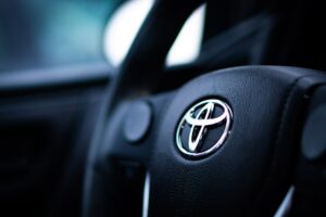 Skupina Toyota Motor loni opět předstihla německý koncern Volkswagen a třetí rok za sebou zůstala největším prodejcem aut na světě.