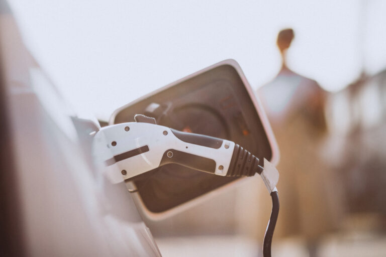 Německé automobilky vyzývají vládu k větší podpoře výstavby dobíjecích stanic.