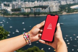 airbnb aplikace na mobilním telefonu, recenze, hotely