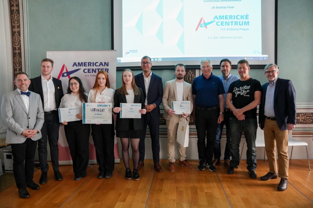 tým aau na startup soutěži, anglo-americká univerzita