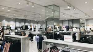 Prodej H&M ve třech měsících do května stagnoval. Podle prodejce ovlivnilo nákupy chladné jarní počasí. Tržby za 57,62 miliardy švédských korun (118 miliard Kč) ale znamenají, že je to první čtvrtletí, kdy se firemní podnikání zcela zotavilo z pandemie. A červen začal dobře, uvedl podnik.