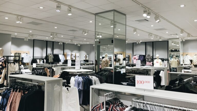 Prodej H&M ve třech měsících do května stagnoval. Podle prodejce ovlivnilo nákupy chladné jarní počasí. Tržby za 57,62 miliardy švédských korun (118 miliard Kč) ale znamenají, že je to první čtvrtletí, kdy se firemní podnikání zcela zotavilo z pandemie. A červen začal dobře, uvedl podnik.
