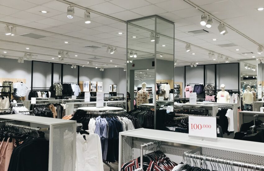 Prodej H&M ve třech měsících do května stagnoval. Podle prodejce ovlivnilo nákupy chladné jarní počasí. Tržby za 57,62 miliardy švédských korun (118 miliard Kč) ale znamenají, že je to první čtvrtletí, kdy se firemní podnikání zcela zotavilo z pandemie. A červen začal dobře, uvedl podnik.