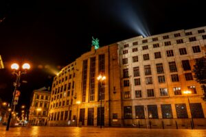 Česká národní banka (ČNB) mírně zlepšila odhad letošního schodku veřejných financí na 3,8 procenta hrubého domácího produktu (HDP). V květnu předpokládala, že dosáhne 3,9 procenta HDP.