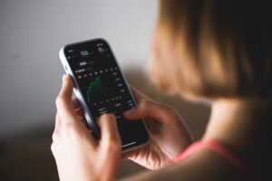 investor, investice, aplikace, telefon, mobil