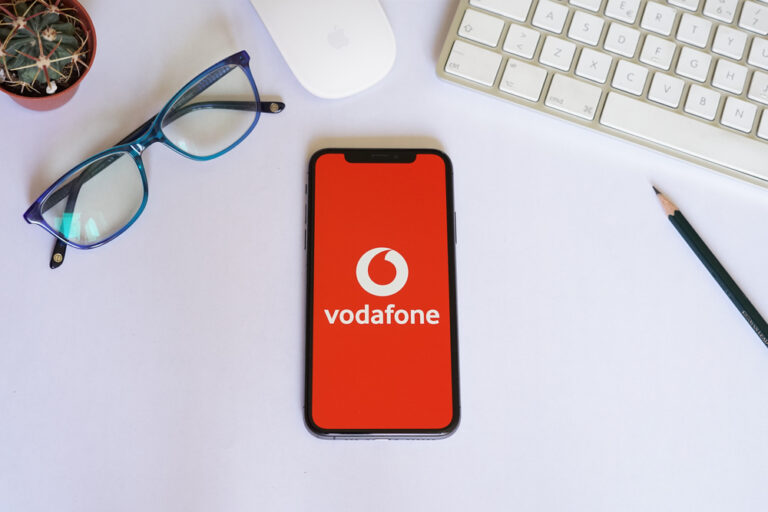 vodafone, mobilní telefon, stůl, červená, práce