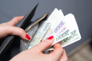 V rámci konsolidačního balíčku připravila vláda i novelu zákona o spotřební dani, která opět zdražuje klasické cigarety. Od března krabička cigaret na pultech obchodů podraží průměrně o pět korun.