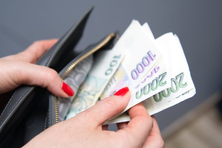 V rámci konsolidačního balíčku připravila vláda i novelu zákona o spotřební dani, která opět zdražuje klasické cigarety. Od března krabička cigaret na pultech obchodů podraží průměrně o pět korun.