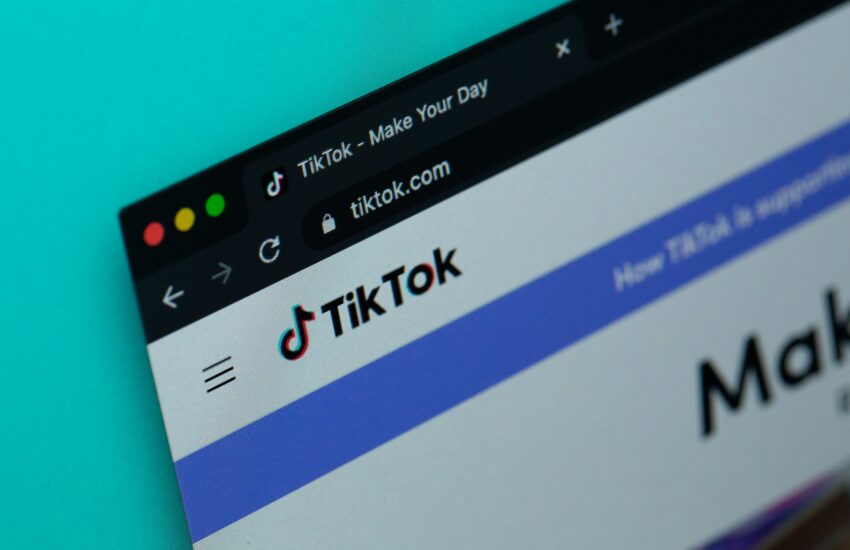 TikTok začně označovat obsah vytvořený pomocí nástrojů AI mimo vlasdtní platformu.