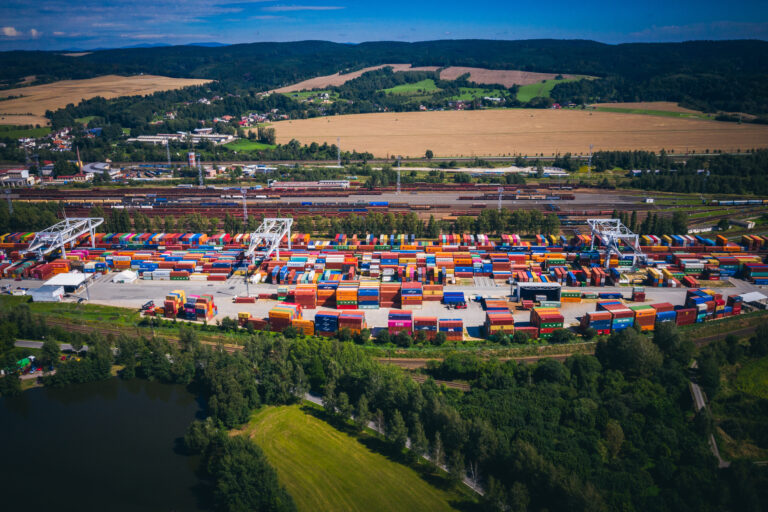 V červnu došlo k meziročnímu poklesu u většiny komoditních skupin, a to jak na straně vývozu, tak dovozu
