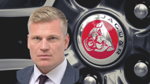 Filip Turek, bývalý závodník a sběratel luxusních aut, se stal lídrem koalice Přísaha a Motoristé. Jak dosáhl politického vzestupu?