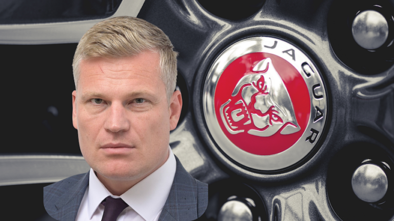 Filip Turek, bývalý závodník a sběratel luxusních aut, se stal lídrem koalice Přísaha a Motoristé. Jak dosáhl politického vzestupu?