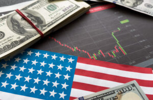 cla a jejich vliv na Evropu: dolarové bankovky, vlajka USA