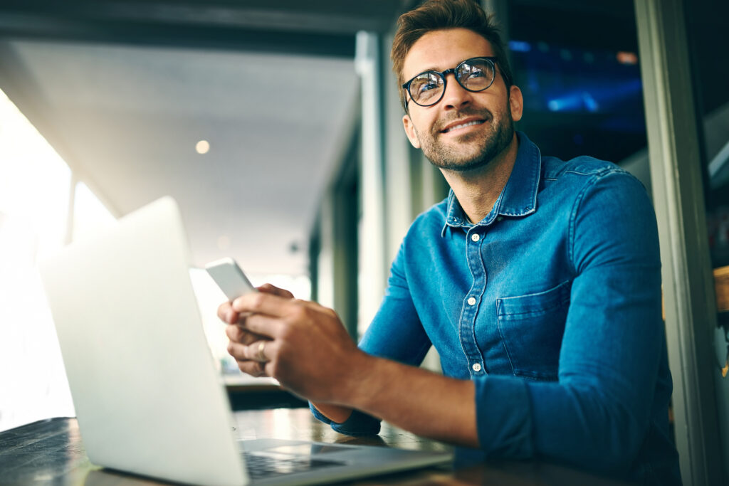 Business man phone and thinking for networking research and project management with kpi app in office Employee idea and mobile in workplace for communication investment growth and revenue report - Tradeinfo.cz Jak začít investovat, dividendy, investice