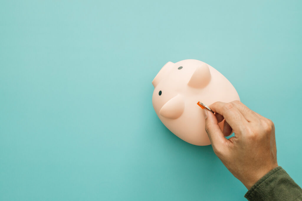 Concept for invest and saving success in the future goal Man hand inserting coin inside of piggy bank - Tradeinfo.cz Spekulativní investování, investice, nákup