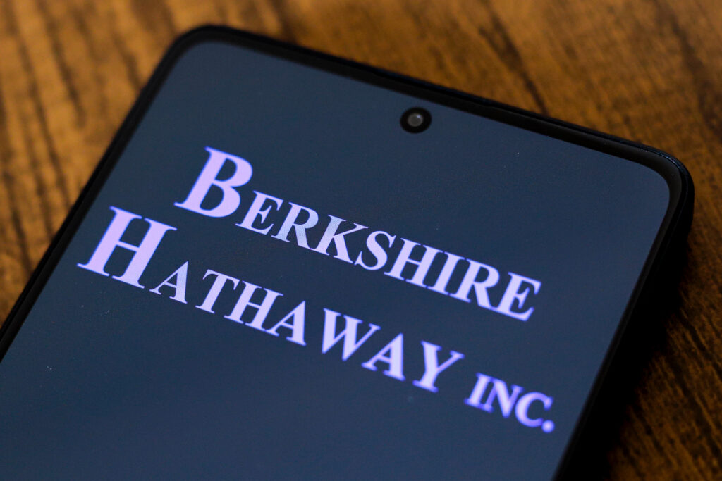 September 2 2024 Paraguay In this photo illustration the Berkshire Hathaway logo is displayed on a smartphone screen - Tradeinfo.cz Warren Buffett, Berkshire Hathaway