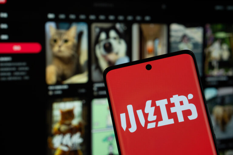 Xiaohongshu má letos dosáhnout zisku 3 mld. USD. Čínský rival TikToku a Instagramu roste, expanduje do Evropy i Česka a láká mladé uživatele.