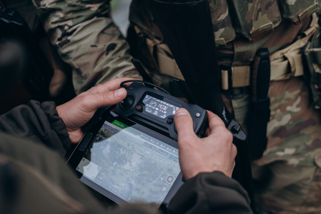 A group of Ukrainian military using tablet to operate the drone - Tradeinfo.cz Protidronová obrana, drony, zbraně, investice