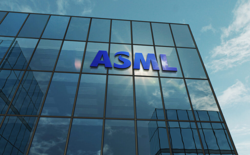 ASML holding semiconductor headquarters glass building concept - Tradeinfo.cz