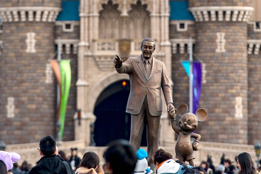 TOKYO - JAN 01 Sculpture of Walt Disney with Mickey Mouse at the Tokyo Disneyland park January 01 2017 in Japan - Tradeinfo.cz Disney, myšák