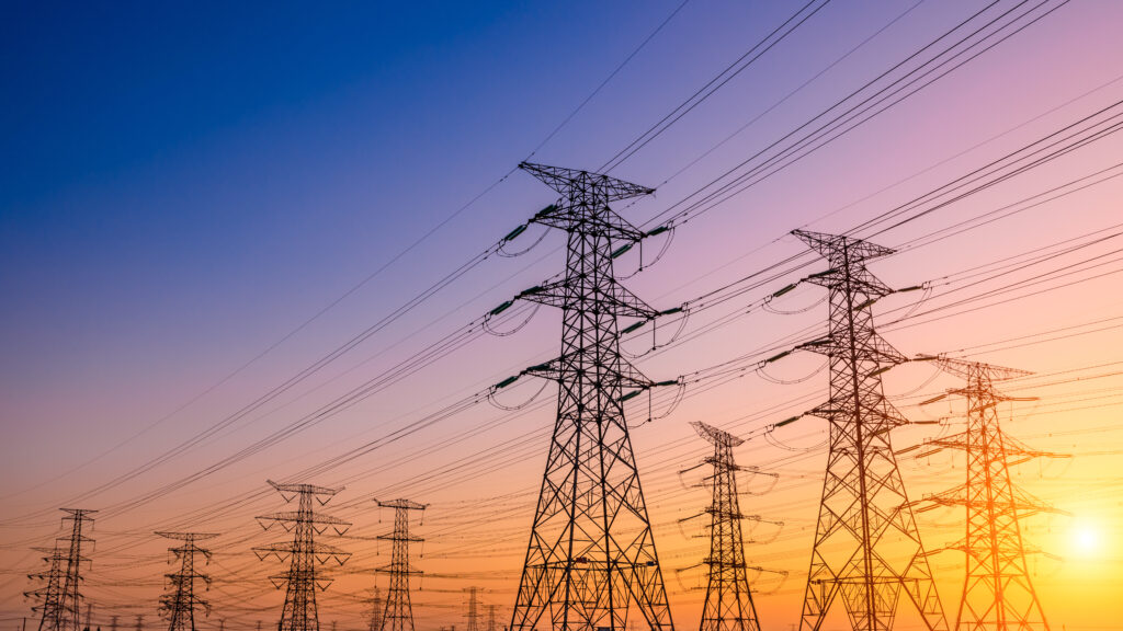 High voltage electricity tower sky sunset landscapeindustrial b - Tradeinfo.cz Globální spotřeba elektřiny - AI, Datová centra