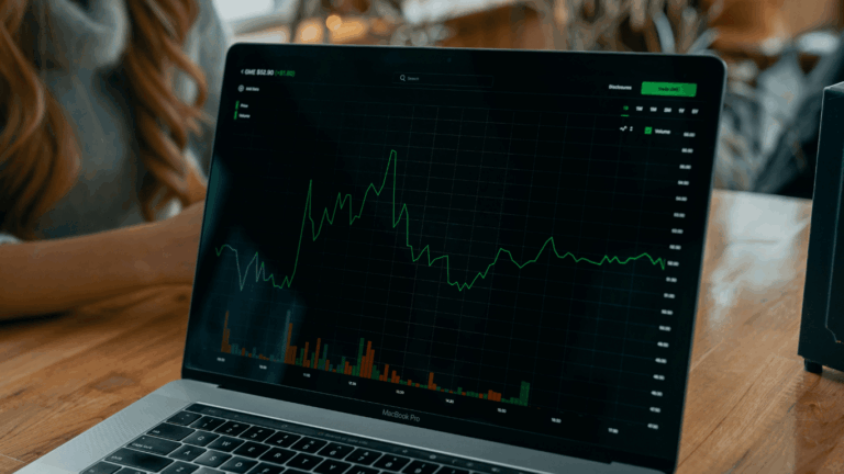 notebook s grafy. Zdroj: Unsplash