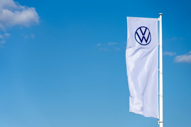 Volkswagen logo na vlajce Zdroj fotky: Adobe Stock
