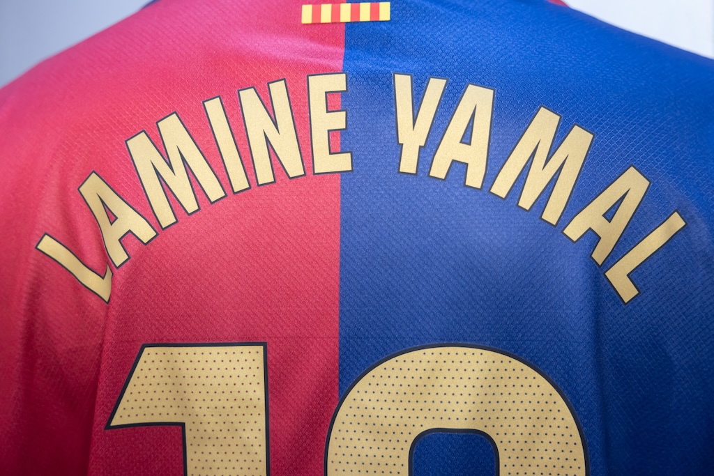 YAMAL - Tradeinfo.cz Back of a red-and-blue football jersey reading 'Lamine Yamal' with the number 10 beneath.