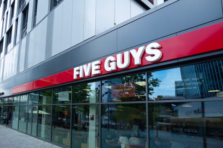 Five Guys. Zdroj fotky: Adobe Stock
