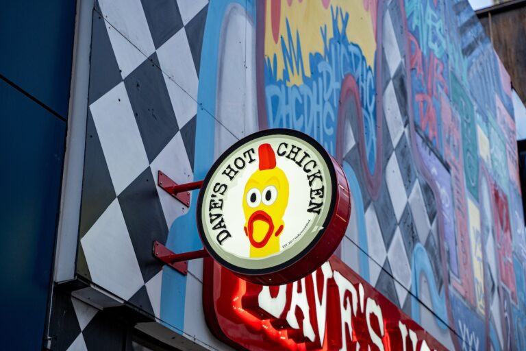 Dave’s Hot Chicken - logo Zdroj fotky: Adobe Stock