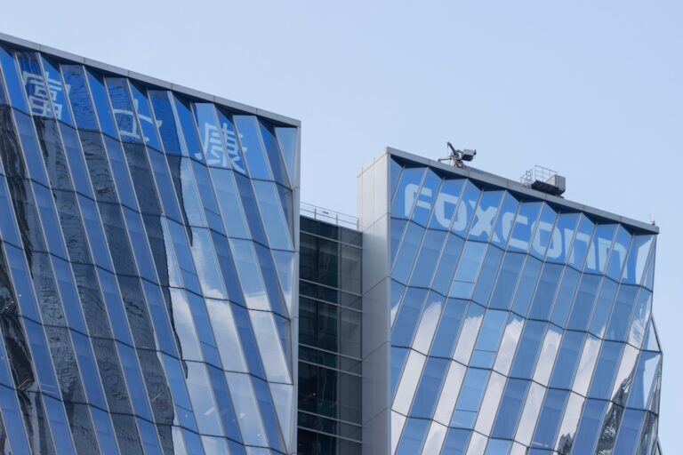 Budova s nápisem Foxconn Zdroj fotky: Adobe Stock