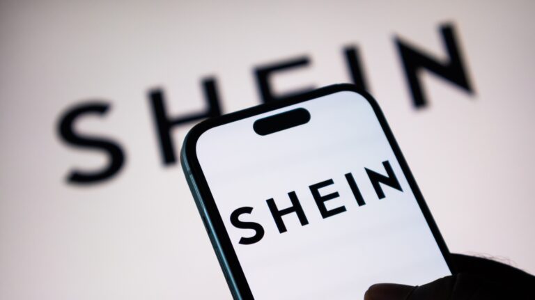 Shein- nápis na telefonu Zdroj fotky: Adobe Stock