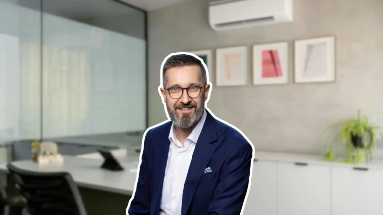 Petr Žabka. Zdroj fotky: archiv Petra Žabži. Zdroj pozadí: Canva.com