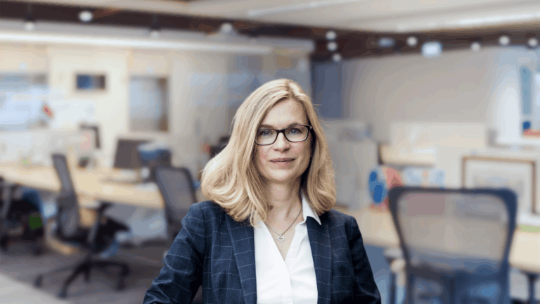 Nicole Krajčovičová. Zdroj fotky: archiv Nicole Krajčovičové. Zdroj pozadí: Canva.com