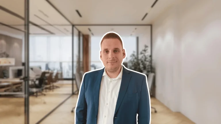 Marek Podrabský. Zdroj fotky: archiv Marka Podrabského. Zdroj pozadí: Canva.com